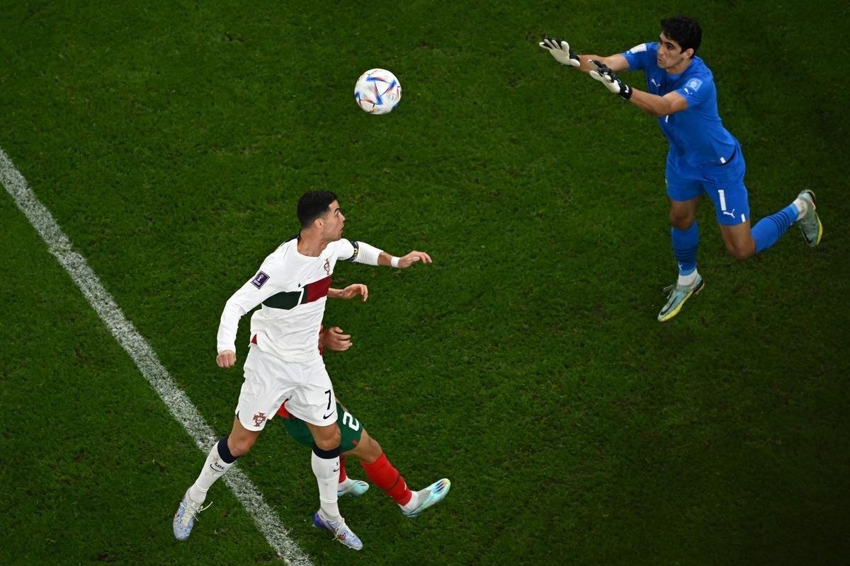 Cristiano Ronaldo chorou muito ao deixar o gramado aps a eliminao de Portugal diante de Marrocos