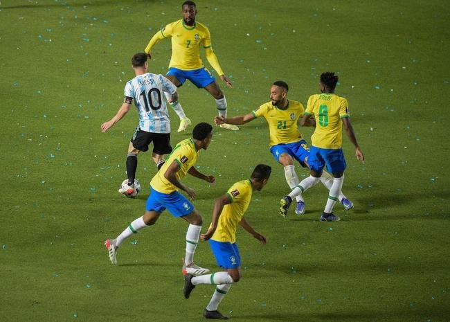 Sem Neymar, Brasil encarou a Argentina em clssco agitado pelas Eliminatrias