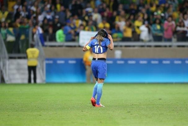 Imagens emocionantes das cobranas de pnaltis no Mineiro e da classificao do Brasil s semifinais do torneio feminino de futebol dos Jogos Olmpicos. Goleira Brbara pegou pnalti e deu vitria  Seleo por 7 a 6 sobre a Austrlia. Com 52 mil pagantes, estdio foi  loucura.