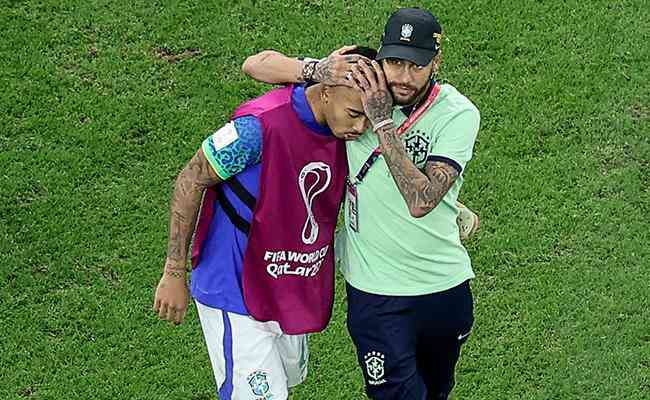 Neymar consola Gabriel Jesus aps derrota do Brasil para Camares
