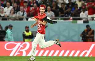 Homem invade campo do jogo Tunsia x Frana, no Estdio Cidade da Educao, em Doha, com a bandeira da Palestina