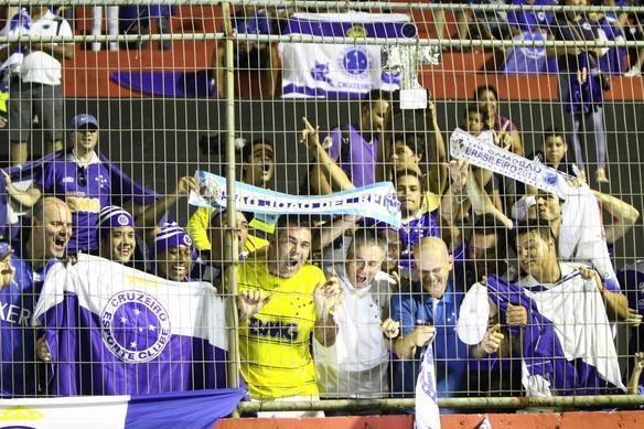 Torcida do Cruzeiro dentro do Barrado, jogo que marcou o tricampeonato brasileiro