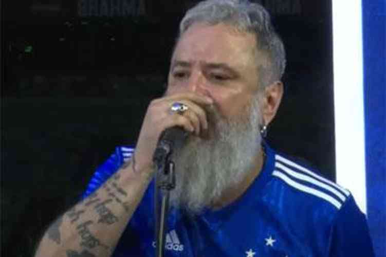 Maurinho, ex-integrante do Tianastcia, cantou ao lado de Henrique Portugal na live do centenrio do Cruzeiro, no Mineiro.