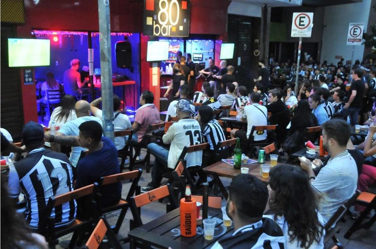 Atleticanos na Savassi durante jogo do ttulo brasileiro contra o Bahia