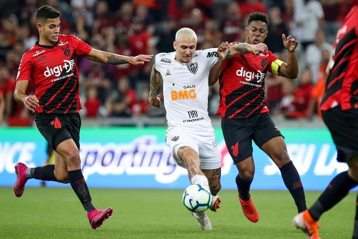 Galo perdeu muitas chances e acabou derrotado pelo xará paranaense