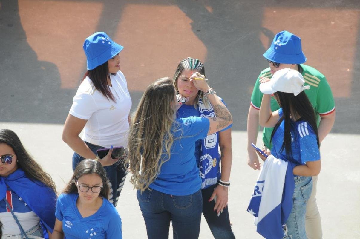 Chegada da torcida do Cruzeiro ao Mineiro para o jogo contra a Ponte Preta pela 13 rodada da Srie B do Campeonato Brasileiro. Estdio voltou a receber grande pblico