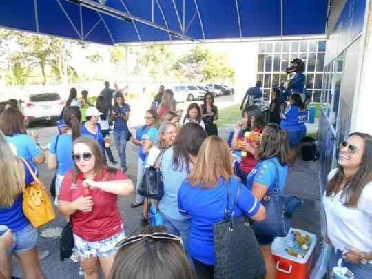 No Dia Internacional da Mulher, o Cruzeiro levou 50 sócias do futebol para conhecer a Toca da Raposa II. Nesta terça-feira, as torcedoras foram recebidas com café da tarde, ganharam produtos de beleza e aproveitaram para pegar autógrafos e tirar fotos com jogadores. Nesta quarta, o clube celeste levará mulheres em tratamento contra o câncer ao jogo contra o Atlético-PR, às 19h30, no Mineirão. Elas ficarão em um setor privilegiado do estádio.