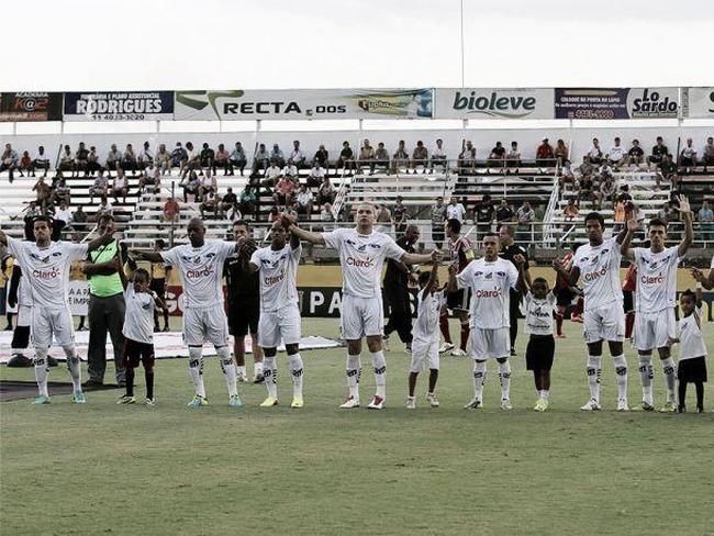 O Bragantino obteve 46 pontos na Série B 2014 e terminou em 16º. O América de Natal, 17º, desceu à terceira divisão, com 43.