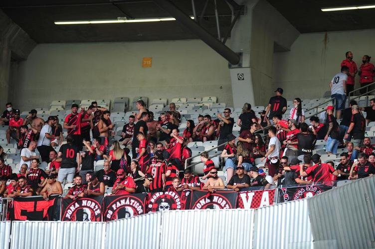 Torcida do Athletico-PR no jogo de ida da final da Copa do Brasil de 2021, contra o Galo, no Mineiro, em BH