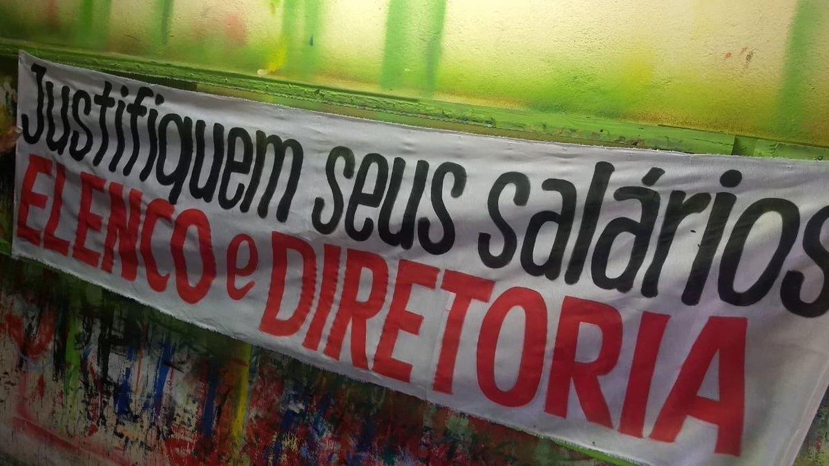 Torcedores do Atltico produziram faixas para manifestao