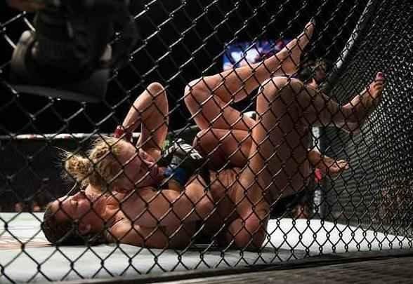 Miesha Tate finaliza Holly Holm com mata-leão, no quinto round, e conquista cinturão peso galo