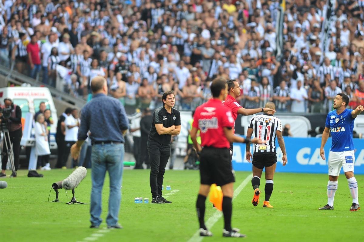 Cruzeiro pressionou o Atltico nos minutos iniciais e abriu o placar aos 3, com gol de cabea de Arrascaeta