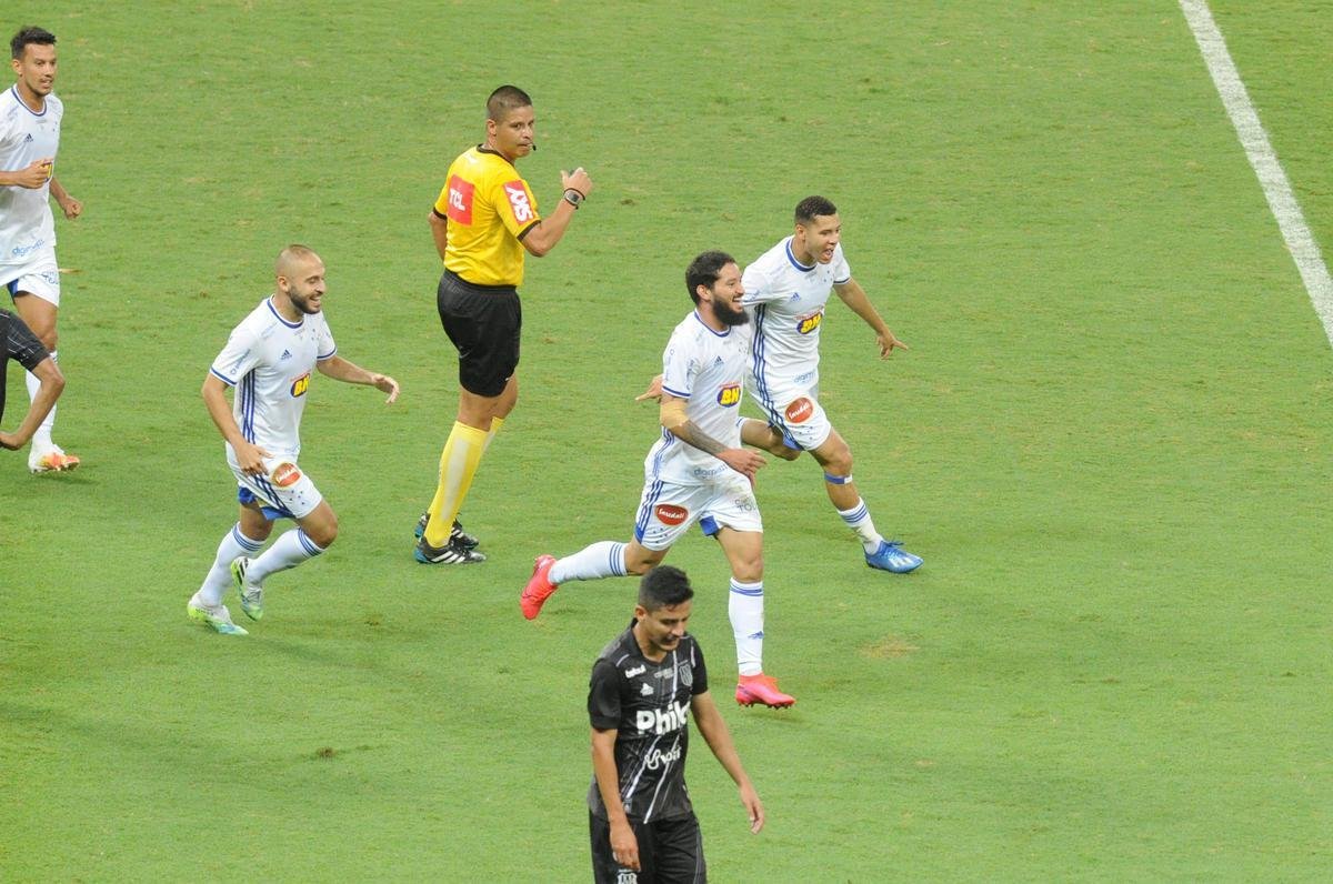 Fotos da comemorao de Arthur Caike ao marcar o segundo gol do Cruzeiro sobre a Ponte Preta