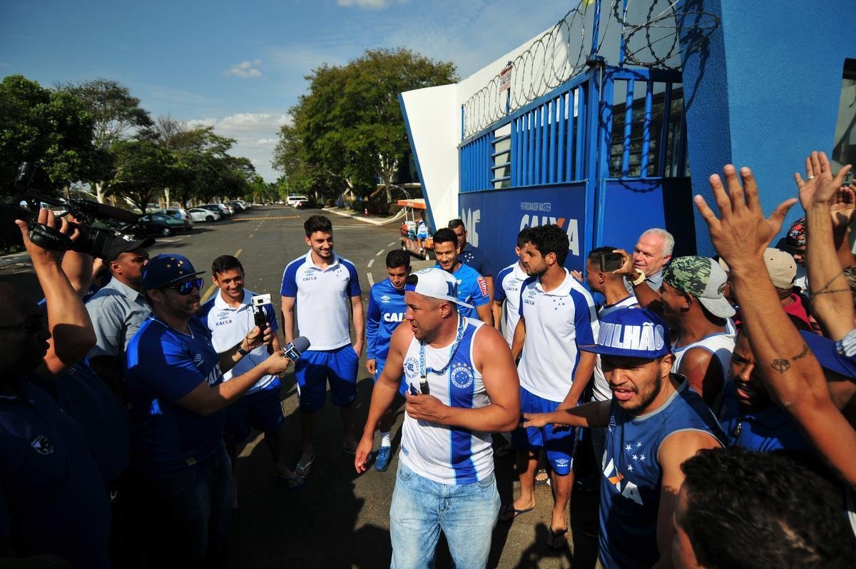 Antes do ltimo treinamento visando ao jogo contra o Grmio, os jogadores do Cruzeiro receberam apoio de torcedores na porta da Toca da Raposa II. O capito Henrique foi o porta-voz do elenco com os cruzeirenses. Alm dele, participaram da reunio o zagueiro Leo, o goleiro Rafael, o meia Robinho, o volante Lucas Romero e o meia Thiago Neves.