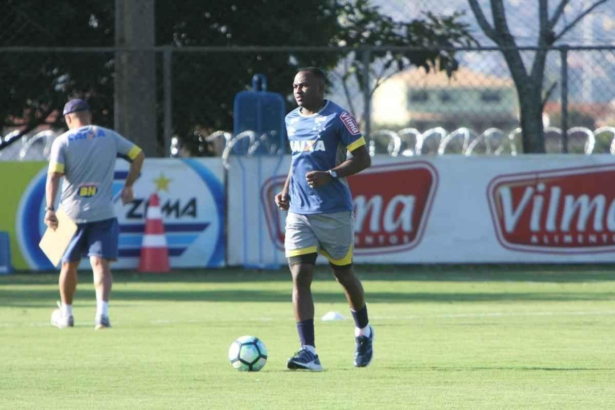 Atacante Sass trabalhou com elenco do Cruzeiro nesta tera-feira e foi apresentado como reforo