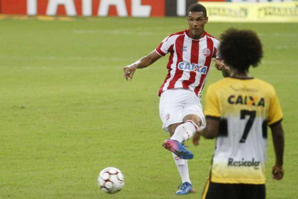 Formado pelas categorias de base do rival Náutico, o zagueiro Feliphe Gabriel é mais uma peça confirmada para o elenco do Santa Cruz no próximo ano. O atleta veio ao Arruda por empréstimo do Cianorte, por onde tem 19 partidas e um único gol marcado.