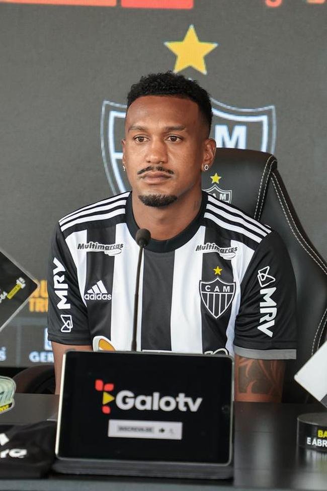 Edenilson foi apresentado pelo Atltico nesta tera-feira (3/1), ao lado do diretor de futebol do clube, Rodrigo Caetano