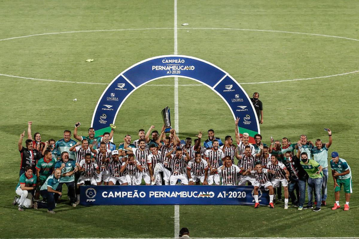 Após empatar em 0 a 0 contra o Santa Cruz, no Arruda, o Salgueiro bateu a Cobra Coral nos pênaltis e garantiu o primeiro título Estadual para o interior pernambucano