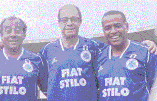 Hilton Oliveira (centro) comeou a carreira nos juvenis do Renascena e chegou ao Cruzeiro em 1958, aos 18 anos. Depois de uma passagem pelo Fluminense, ele voltou para Minas e foi o ponta-esquerda da conquista de 1966. O ex-jogador faleceu em 2006 vtima de uma pneumonia. 