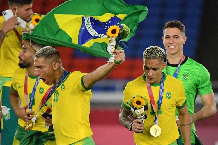 Jogadores da Seleo Brasileira recebem a medalha de ouro pela conquista olmpica no futebol