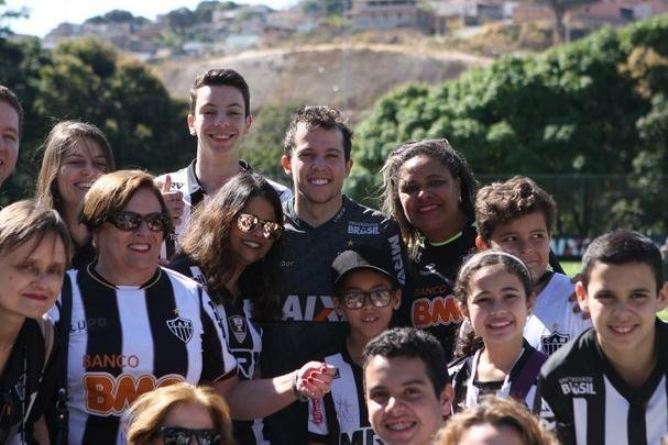 Na Cidade do Galo para tratamento de leso, Bernard, ex-jogador do Atltico e atualmente sem clube, foi a campo e atendeu torcedores 