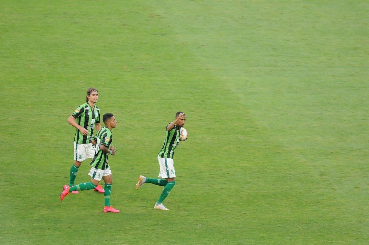 Amrica reagiu no segundo tempo e diminuiu com gol de Ademir