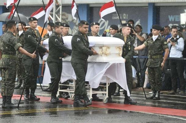 Honras militares na chegada das vítimas ao Aeroporto de Chapecó. Presidente Michel Temer esteve presente