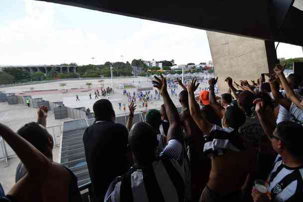 Fotos da torcida do Atlético no clássico contra o Cruzeiro, no Mineirão, pela 32ª rodada do Campeonato Brasileiro