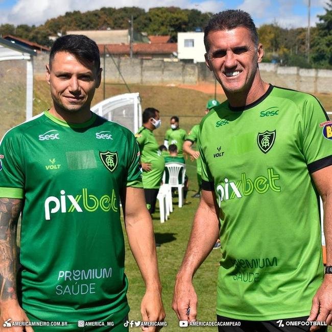 Fotos da chegada do atacante argentino Mauro Zrate a Belo Horizonte e do primeiro treinamento do jogador pelo Amrica, no CT Lanna Drumond