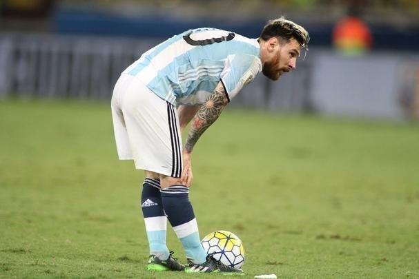 Alegria de Neymar no Mineiro e decepo de Messi, visivelmente abatido no jogo