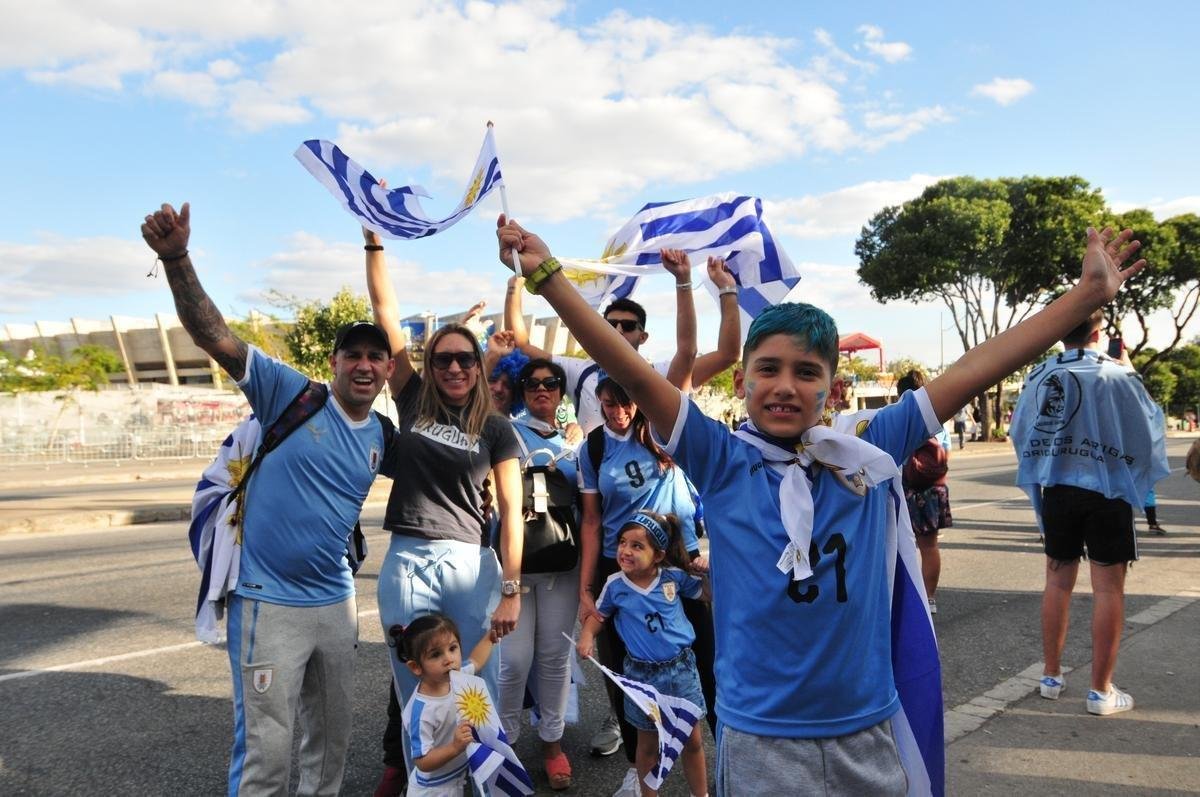 Torcedores nos arredores do Mineiro antes de Uruguai x Equador