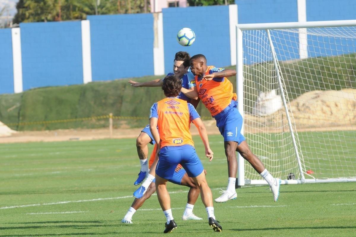 Cruzeiro fez nesta segunda-feira  tarde, na Toca da Raposa II, o ltimo treino em Belo Horizonte antes da partida contra o Internacional, quarta, no Beira-Rio, pela semifinal da Copa do Brasil. O tcnico Rogrio Ceni deve escalar Fbio; Edilson, Ded, Fabrcio Bruno (Leo) e Egdio (Dod); Henrique e Robinho; Marquinhos Gabriel; Thiago Neves e David; Pedro Rocha. Servindo  Seleo Colombiana, Orejuela est fora do jogo.