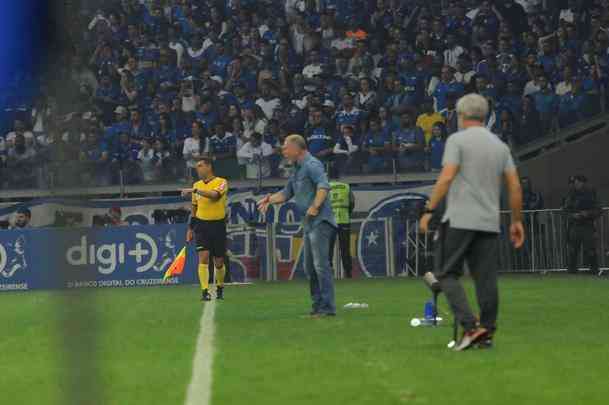 Tcnico Mano Menezes e Odair Hellmann em jogo de ida da semifinal da Copa do Brasil