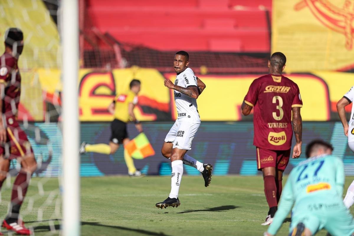 Em duelo pela 37 rodada do Brasileiro, o Atltico vence o Sport, na Ilha do Retiro, por 3 a 2