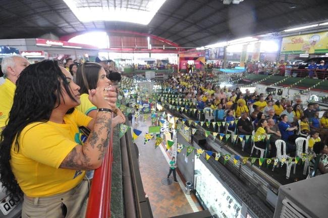 No Mercado Central, em BH, torcedores assistem ao jogo do Brasil contra a Sua pelo Grupo G da Copa do Mundo, no Catar