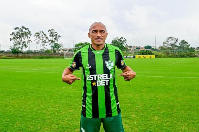 Fotos da apresentao do lateral-direito Nino Paraba no Amrica