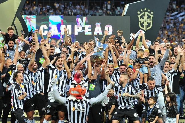 Atltico ergue a taa de campeo brasileiro e d a volta olmpica diante da torcida alvinegra, no Mineiro