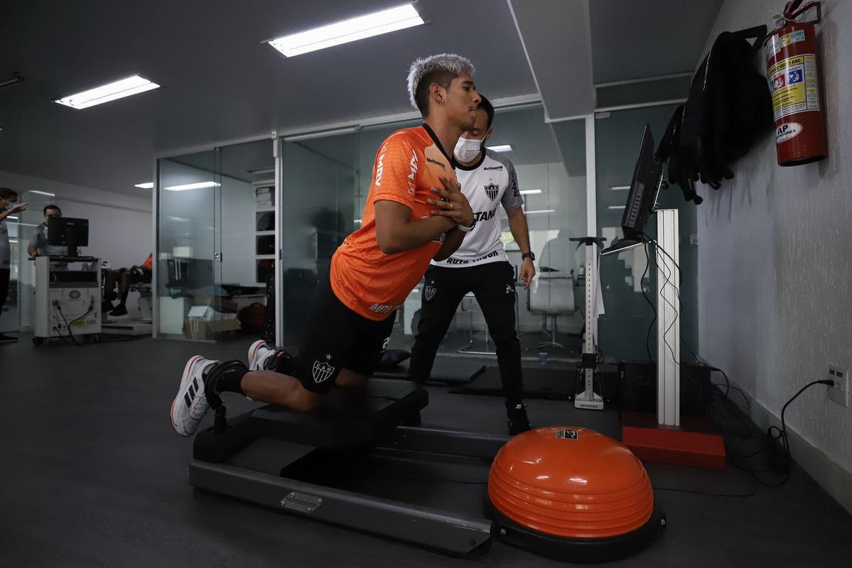 Nesta tera-feira (18), o Atltico realizou o segundo dia de trabalhos na pr-temporada 2022. Novamente com trabalhos fsicos, os atletas fizeram atividades na academia e tambm de corrida nos campos da Cidade do Galo, em Vespasiano. Ausncia, o atacante Jefferson Savarino busca solucionar burocracias para retornar da Venezuela e se juntar ao grupo alvinegro.