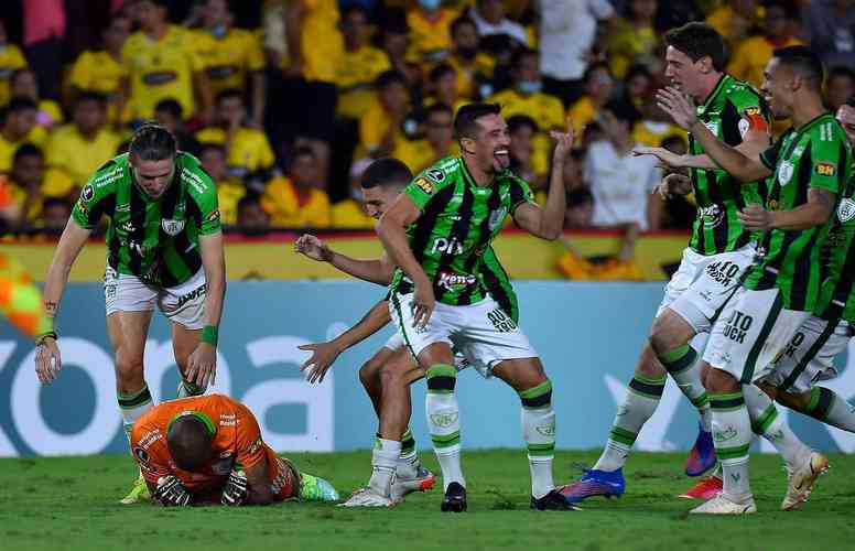 Fotos da deciso por pnaltis em Guayaquil, vencida pelo Amrica por 5 a 4 sobre o Barcelona. Coelho avanou  fase de grupos da Copa Libertadores.