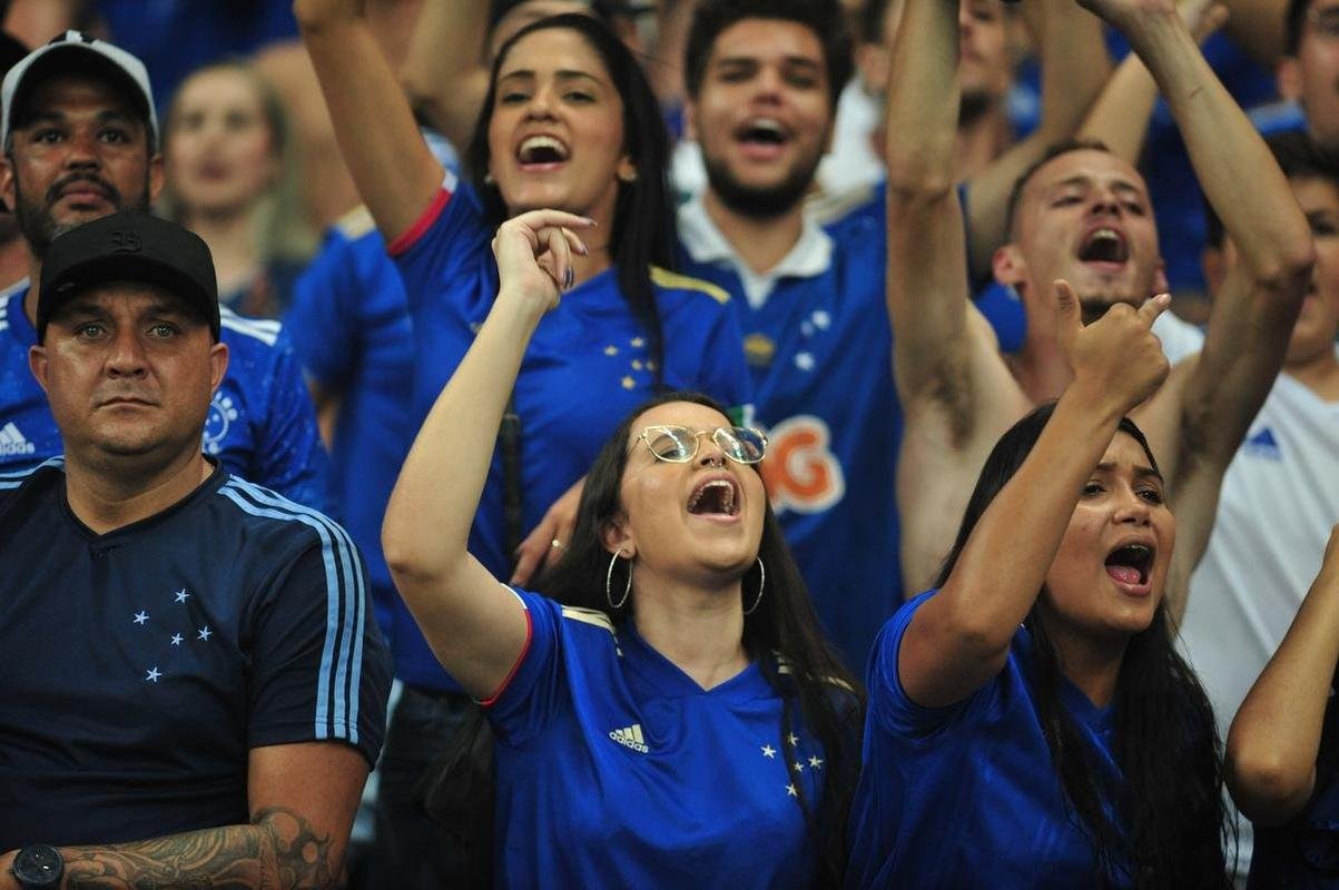 Festa da torcida do Cruzeiro no Mineiro diante do Vasco pela Srie B