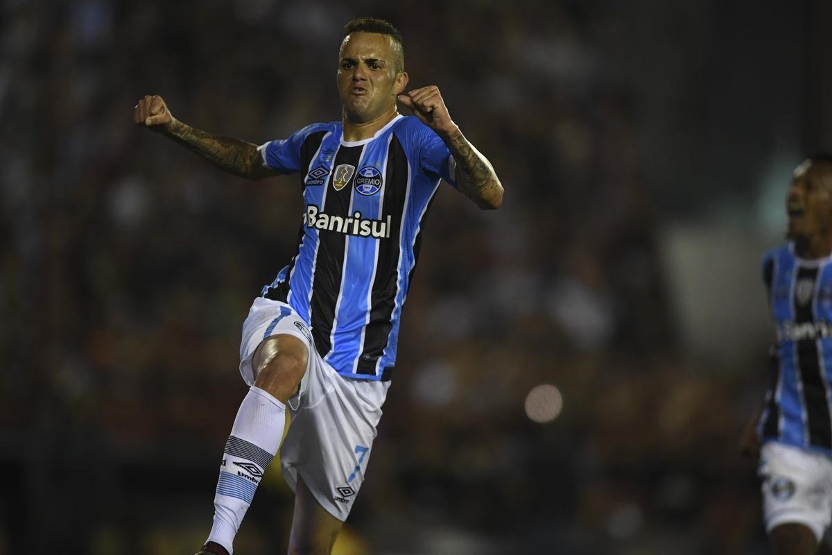 Luan marcou o segundo gol do Grmio no estdio La Fortaleza