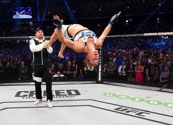 Ronda Rousey  nocauteada por Holly holm no segundo round e perde cinturo do peso galo feminino do UFC, na luta principal em Melbourne