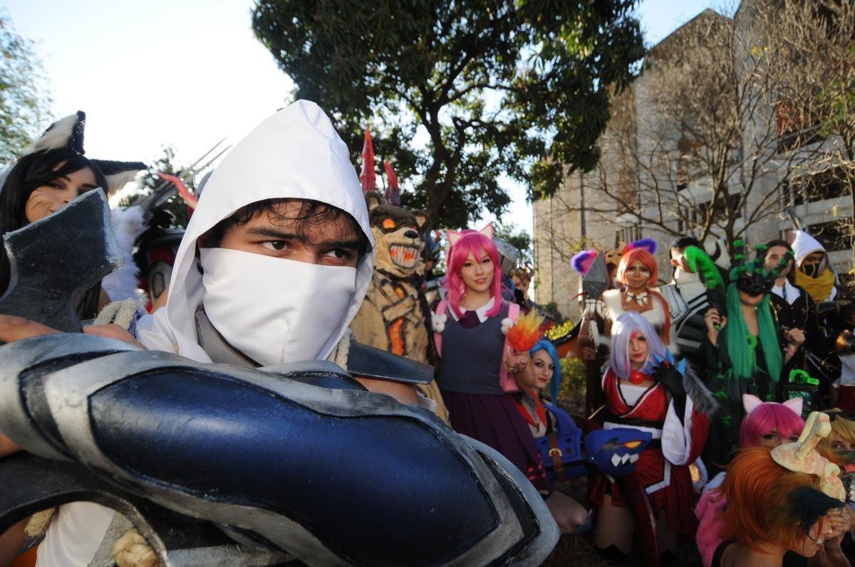 Equipes paiN Gaming e Team oNe duelam no Mineirinho para saber quem ser o vencedor do Campeonato Brasileiro de League of Legends (CBLoL), game de computador que virou febre no mundo inteiro. Durante o evento, cosplayers so uma das atraes, que chamam a ateno dos fs.