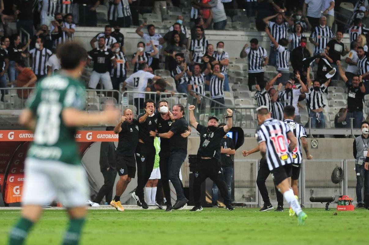 No segundo tempo, de cabea, Vargas abriu o placar para o Atltico no Mineiro: 1 a 0