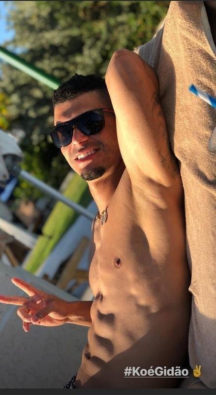 O lateral Egdio curte a praia nas Bahamas