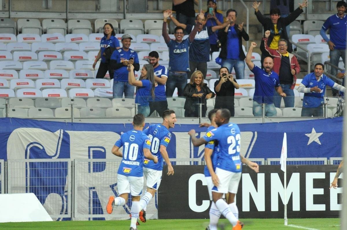 Thiago Neves aproveitou cruzamento de Sass e abriu o placar aos 2 minutos do primeiro tempo