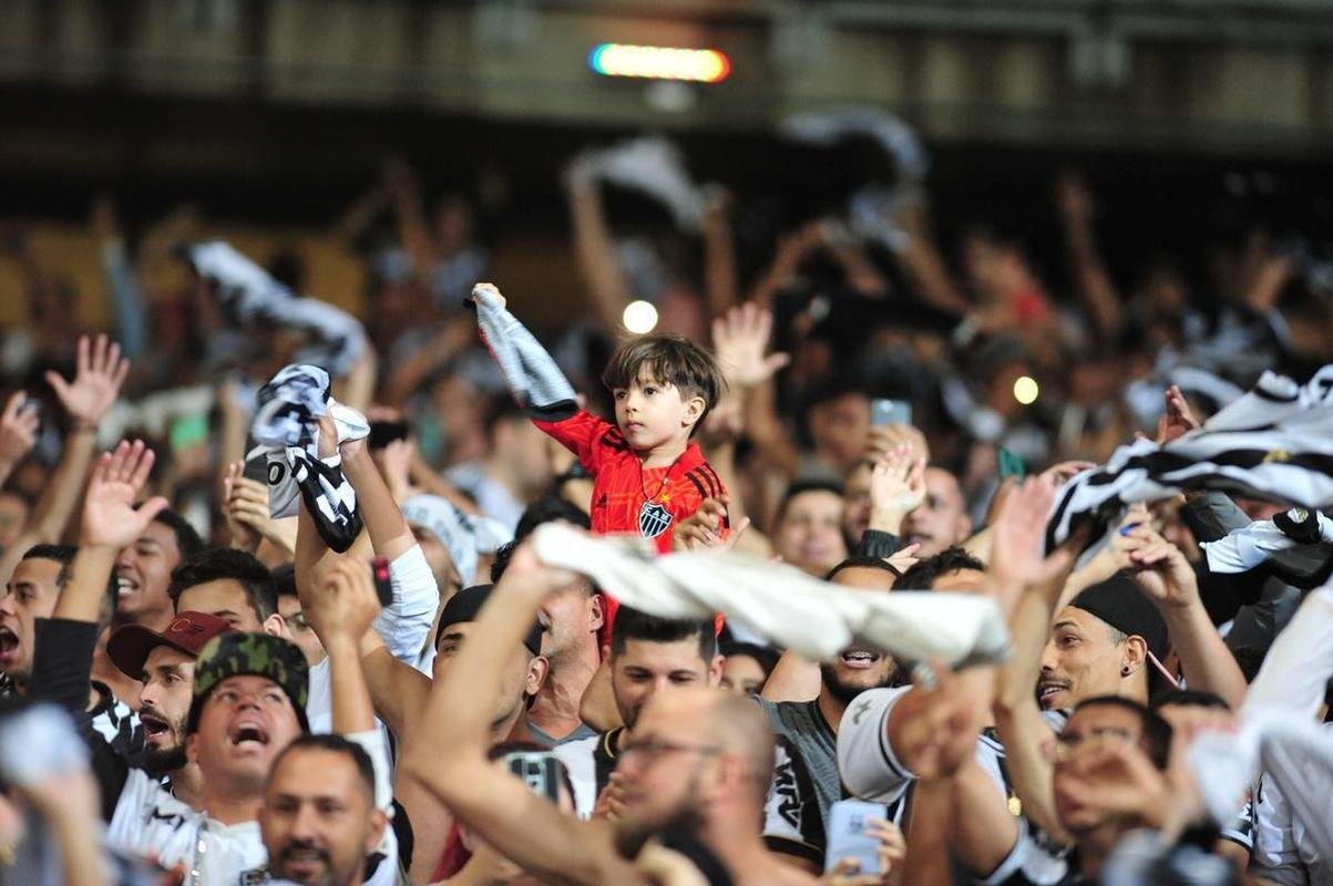 Festa da torcida do Atltico com a vitria por 1 a 0 sobre o Emelec, no Mineiro, pelas oitavas de final da Copa Libertadores; gol de Hulk, em cobrana de pnalti
