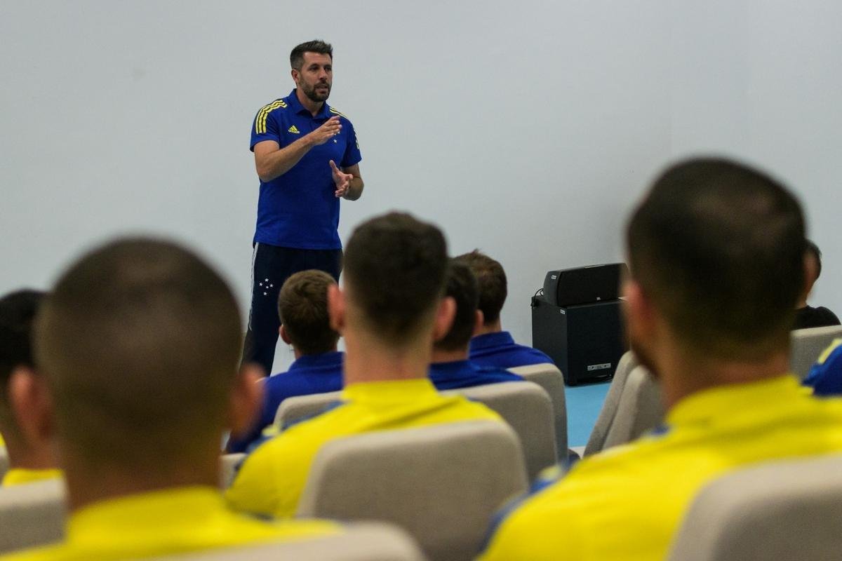 Fotos do primeiro dia de trabalho do Cruzeiro em 2022 na Toca da Raposa II