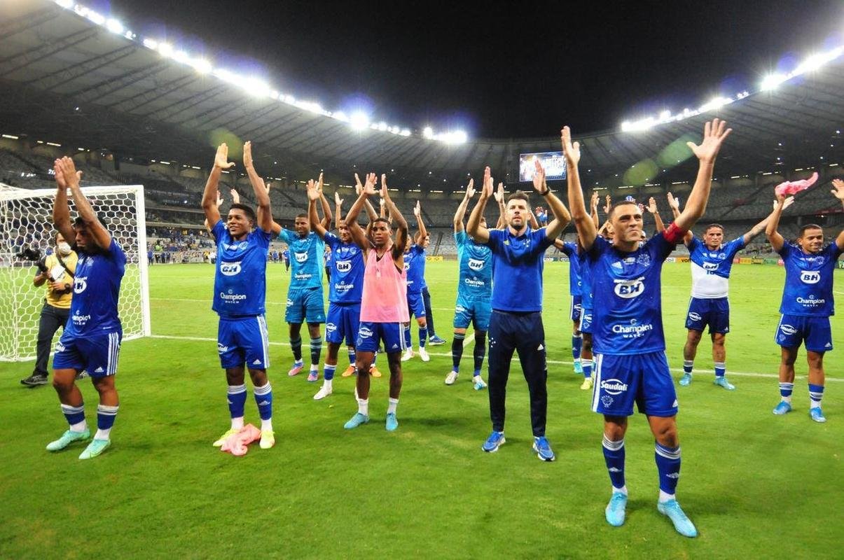 Com gol de Edu, Cruzeiro venceu Brusque por 1 a 0 no Mineiro pela segunda rodada da Srie B. Time e comisso tcnica comemoraram com a torcida no Gigante da Pampulha