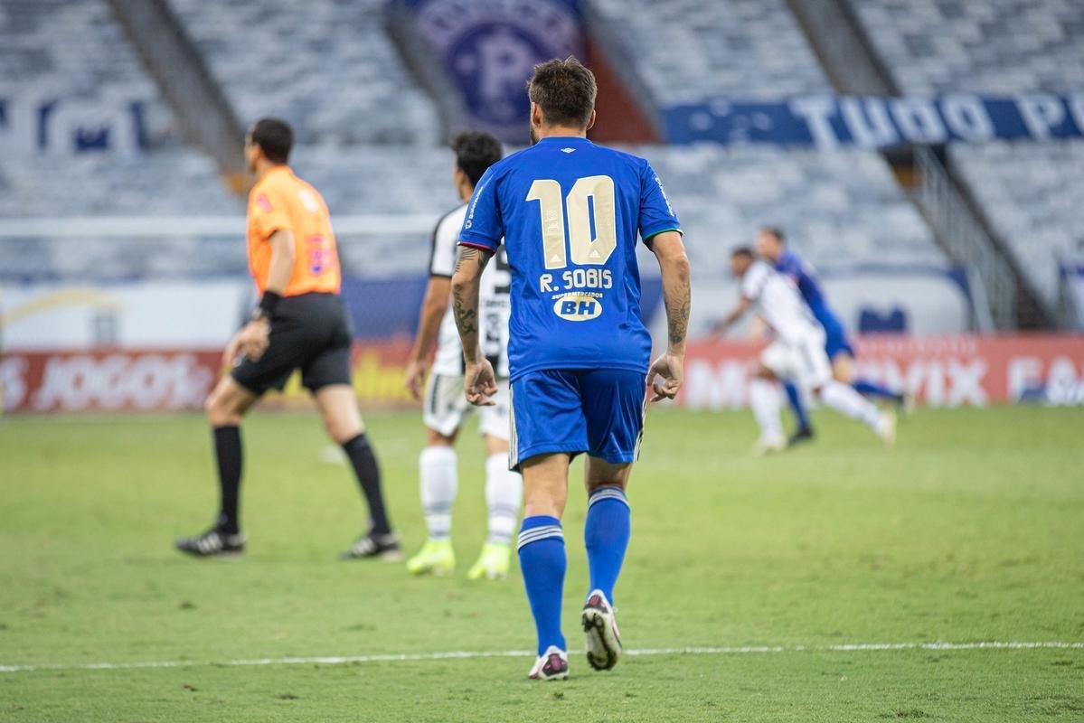 Cruzeiro estreou novo uniforme do centenrio na vitria por 1 a 0 sobre o Athletic, no Mineiro, pelo Mineiro. Verso  completamente azul, fugindo  tradio do clube de ter o calo e os meies brancos.